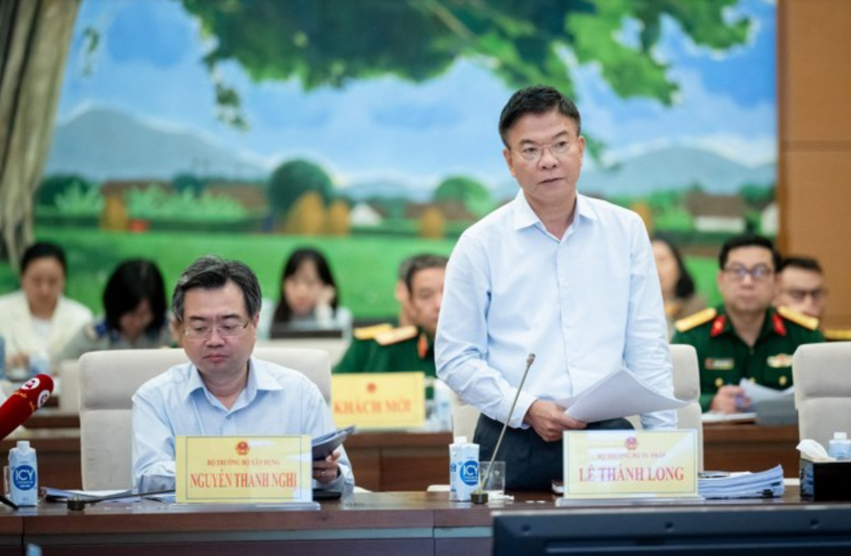 Bộ trưởng Bộ Tư pháp Lê Thành Long phát biểu tại phiên họp. Ảnh: QH