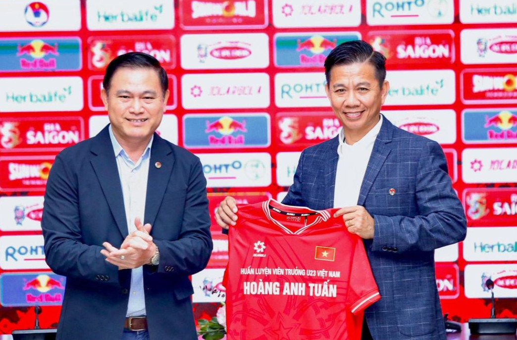 VFF mới bổ nhiệm HLV Hoàng Anh Tuấn dẫn dắt U23 Việt Nam, còn ghế ĐTQG vẫn để trống. Ảnh: VFF