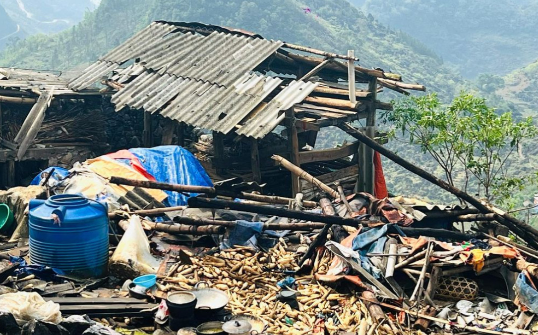Mưa lớn gây hư hỏng nhiều ngôi nhà, trường học trên địa bàn huyện Đồng Văn. 