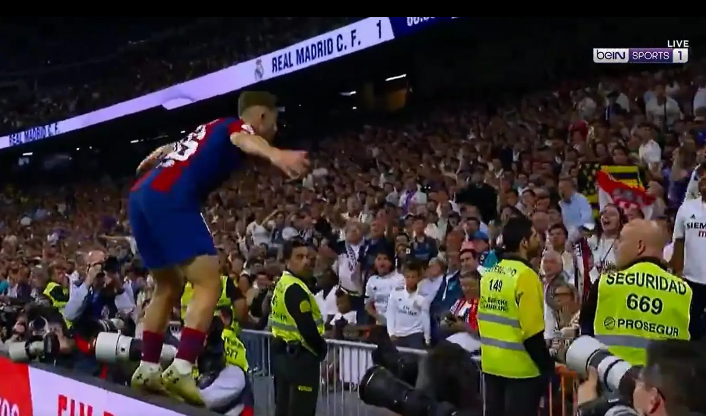 Fermin Lopez (Barca) mừng bàn thắng cuồng nhiệt, ngay trước các CĐV Real. Ảnh chụp màn hình