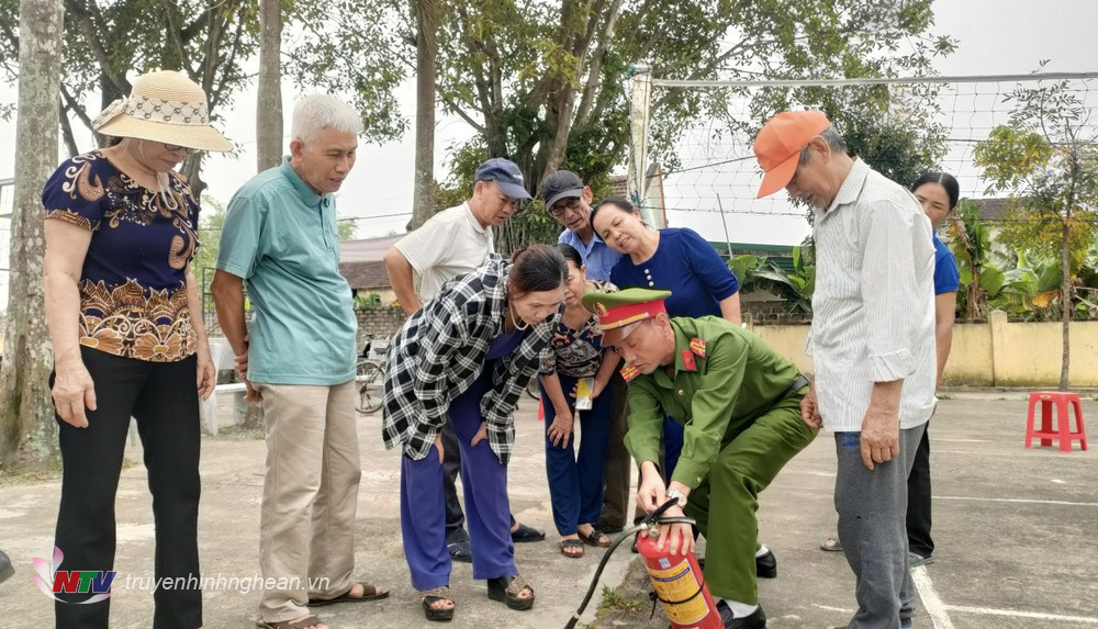 Sau lễ công bố, người dân Xóm 4, xã Nghi Trung đã được Công an xã huyện hướng dẫn cách thức sử dụng bình chữa cháy.