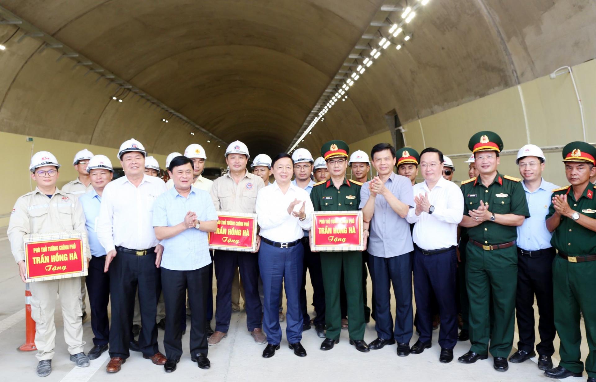 Phó Thủ tướng Chính phủ Trần Hồng Hà thăm, tặng quà các đơn vị tại hầm Thần Vũ. 