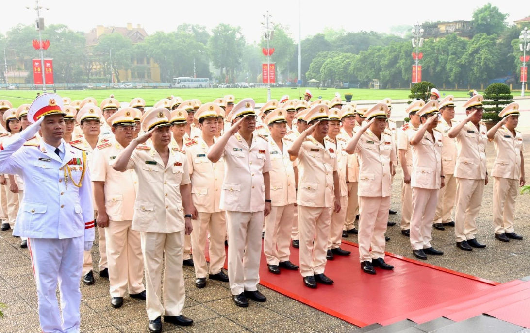 Đoàn đại biểu Đảng ủy Công an Trung ương và Bộ Công an vào Lăng viếng Chủ tịch Hồ Chí Minh.