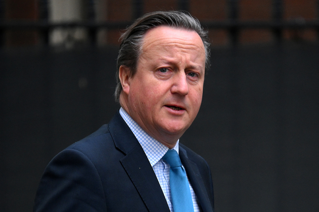 Ngoại trưởng Anh David Cameron ở bên ngoài số 10 Phố Downing, thủ đô London ngày 6/3. Ảnh: AFP