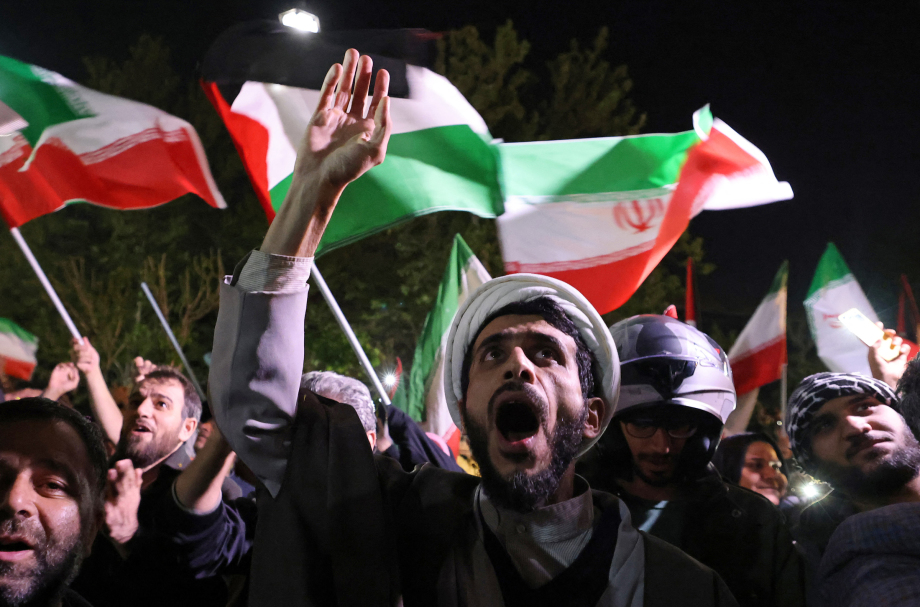 
Người dân Iran tập trung tại một khu vực ở Tehran sau vụ tập kích Israel ngày 14/4. Ảnh: AFP