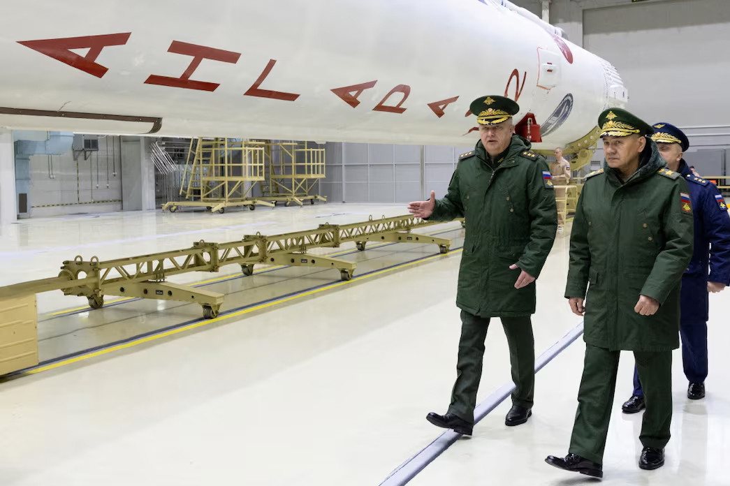 Bộ trưởng Quốc phòng Sergei Shoigu (bìa phải) thị sát tiến độ xây dựng và hiện đại hóa cơ sở hạ tầng tại sân bay vũ trụ Plesetsk ở vùng Arkhangelsk, Nga. Ảnh: Reuters