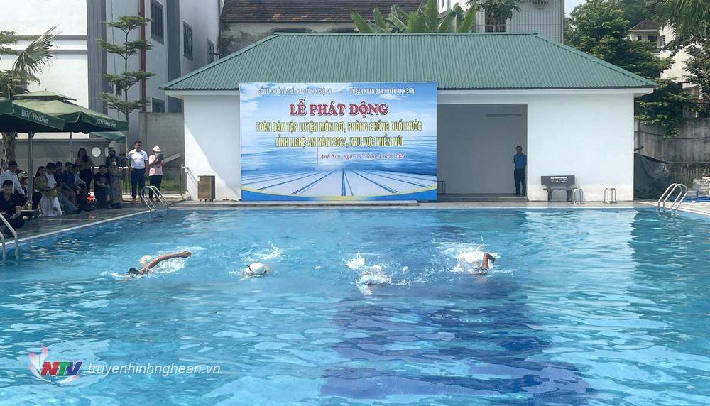 Hướng dẫn thực hành kỹ năng bơi tại chương trình.