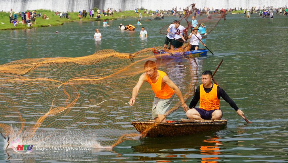 Đây là năm thứ 2 liên tiếp xã Môn Sơn tổ chức Hội thi đánh bắt cá trên sông Giăng.