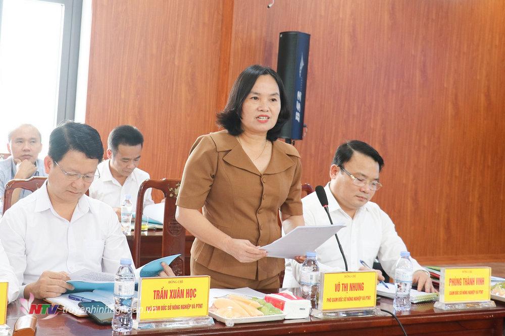 Phó Giám đốc Sở Nông nghiệp và Phát triển nông thôn Võ Thị Nhung trình bày báo cáo tình hình thực hiện nhiệm vụ thời gian qua và phương hướng, nhiệm vụ trọng tâm thời gian tới. 