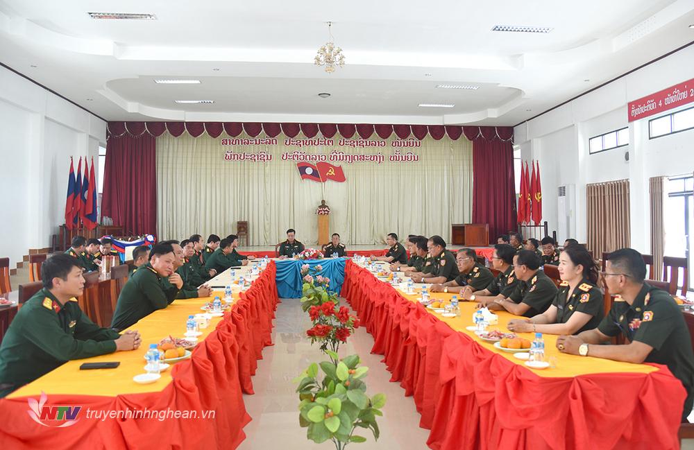 Đoàn Công tác Quân khu 4 thăm, chúc Tết lãnh đạo tỉnh Xiêng Khoảng, nước CHDCND Lào.