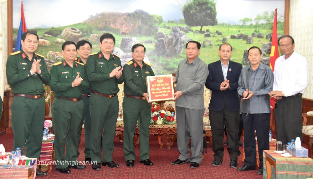 Đại tá Ngô Nam Cường, Phó Tư lệnh Quân khu 4 trao quà Tết tặng lãnh đạo tỉnh Xiêng Khoảng.