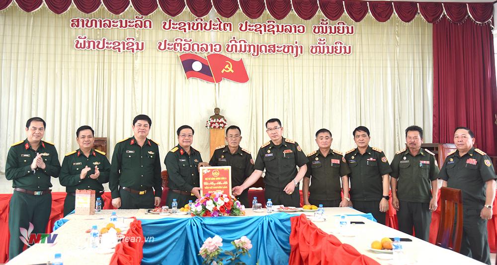 Đại tá Ngô Nam Cường, Phó Tư lệnh Quân khu 4 trao quà Tết tặng Bộ Chỉ huy Quân sự tỉnh Xiêng Khoảng.