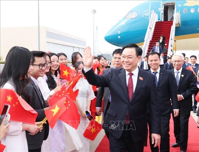 Cán bộ, nhân viên Đại sứ quán và đại diện cộng đồng người Việt Nam đón Chủ tịch Quốc hội Vương Đình Huệ tại sân bay quốc tế Bắc Kinh. 