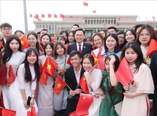 Cán bộ, nhân viên Đại sứ quán và đại diện cộng đồng người Việt Nam đón Chủ tịch Quốc hội Vương Đình Huệ tại sân bay quốc tế Bắc Kinh.