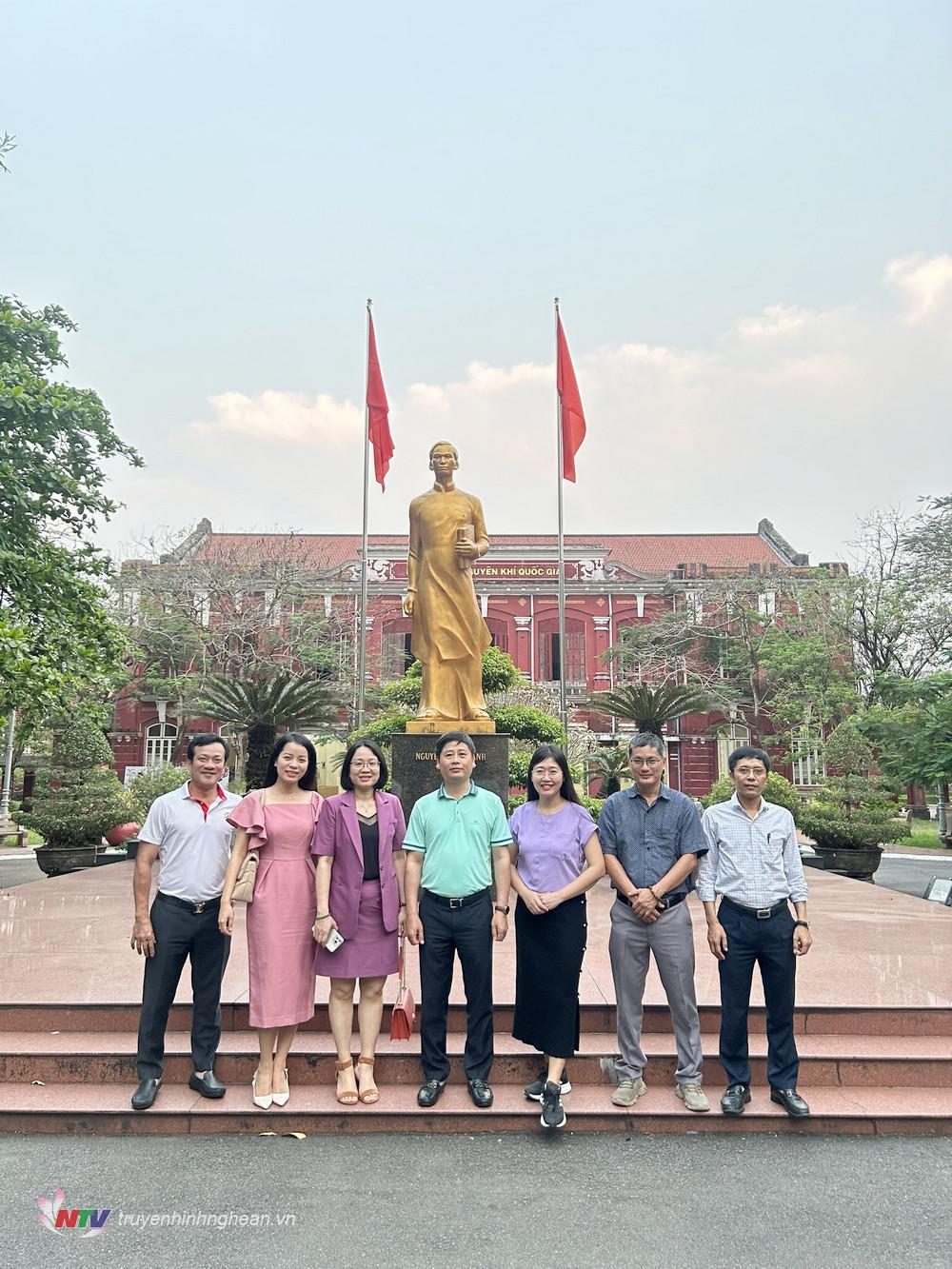 Đoàn công tác Đài PT-TH Nghệ An chụp ảnh lưu niệm trước Tượng đài Nguyễn Tất Thành tại trường Quốc Học Huế