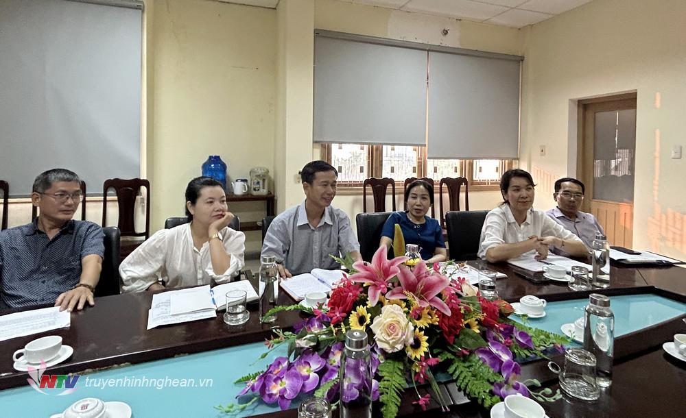 Các đồng chí trong Ban Giám đốc và lãnh đạo các phòng chuyên môn Đài PT-TH Thừa Thiên Huế dự cuộc làm việc.