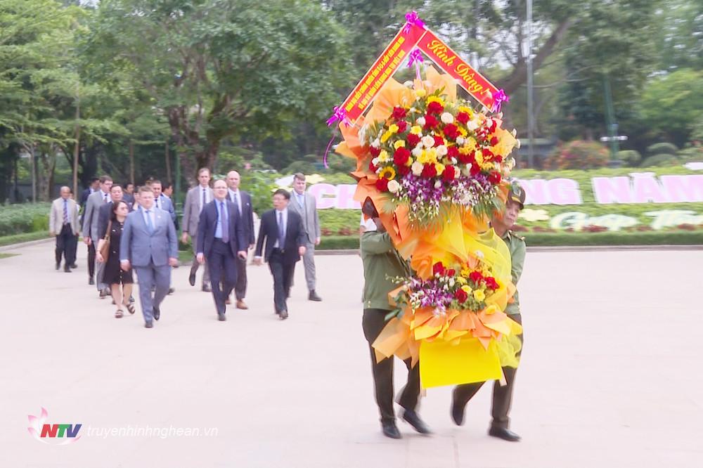 Đoàn đại biểu Đại sứ quán Liên bang Nga tại Việt Nam và chính quyền tỉnh Ulyanovsk về Khu Di tích Quốc gia đặc biệt Kim Liên dâng hoa, dâng hương tưởng niệm Chủ tịch Hồ Chí Minh.