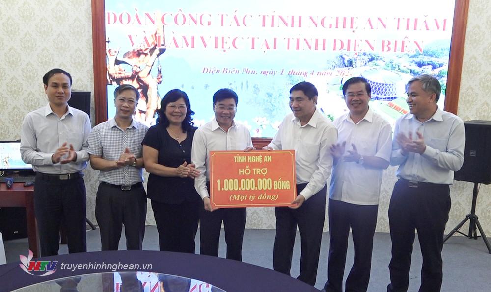 Đồng chí Nguyễn Văn Thông - Phó Bí thư Thường trực Tỉnh uỷ trao 1 tỷ đồng hỗ trợ người nghèo tỉnh Điện Biên.