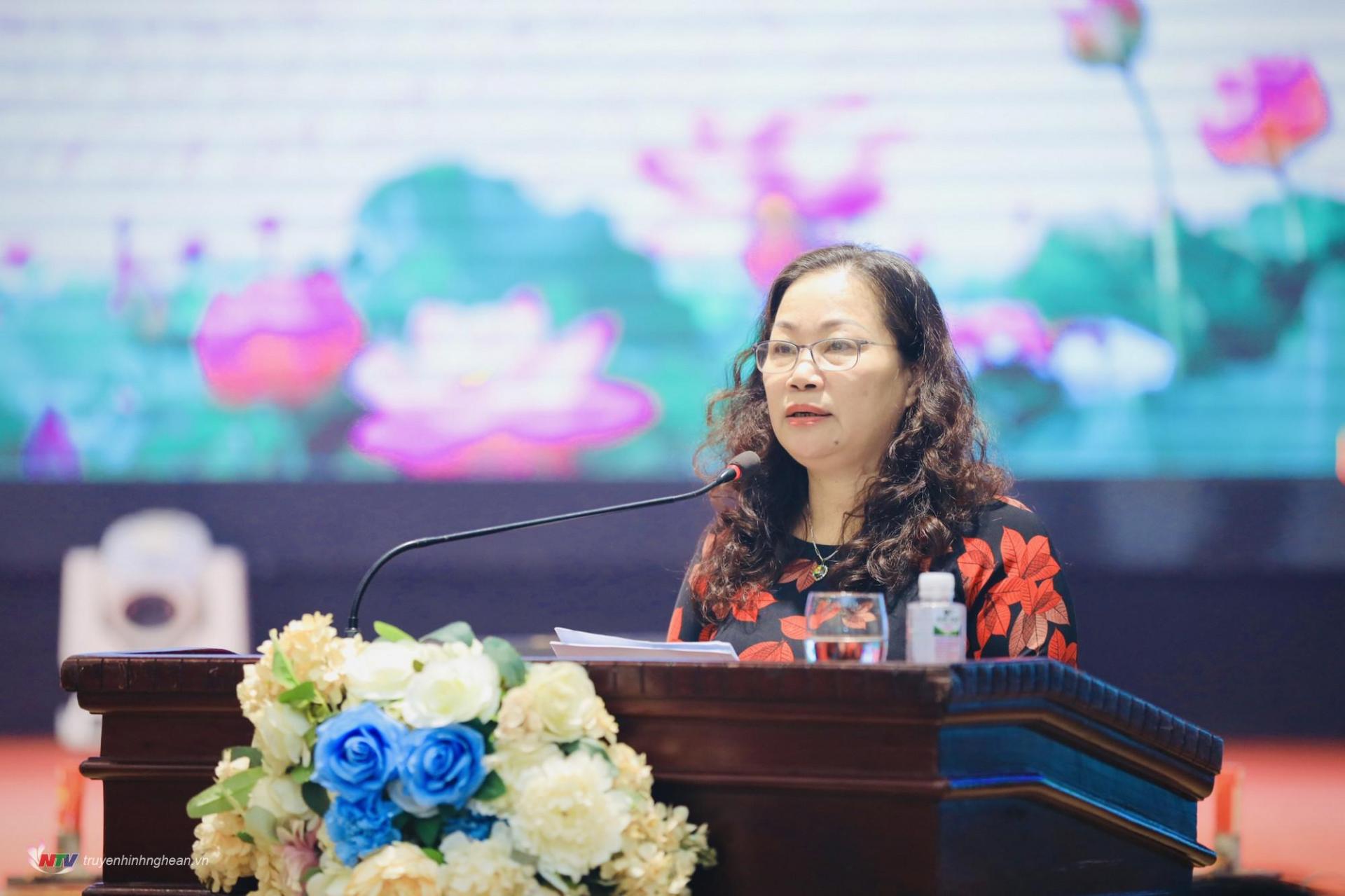Trưởng ban Tuyên giáo Tỉnh uỷ Nguyễn Thị Thu Hường phát biểu đề dẫn hội thảo.