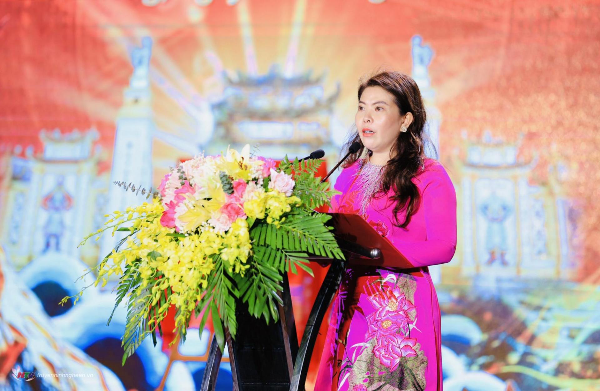 Bà Trần Thị Kim Phượng - Trưởng Ban Quản lý Di tích tỉnh Nghệ An công bố quyết định công nhận di sản Văn hóa phi vật thể Quốc Gia Lễ hội Đền Nguyễn Cảnh Hoan  