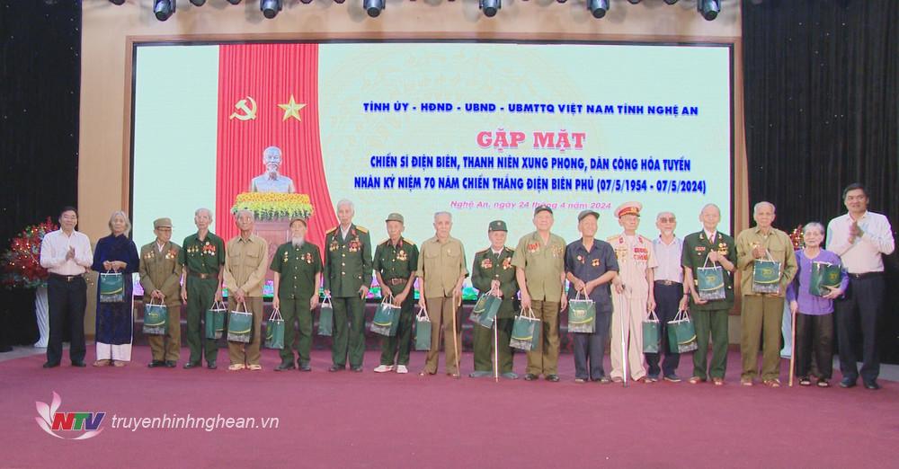 Lãnh đạo tỉnh trao quà tri ân các chiến sĩ, thanh niên xung phong, dân công hỏa tuyến trực tiếp tham gia chiến dịch Điện Biên Phủ.