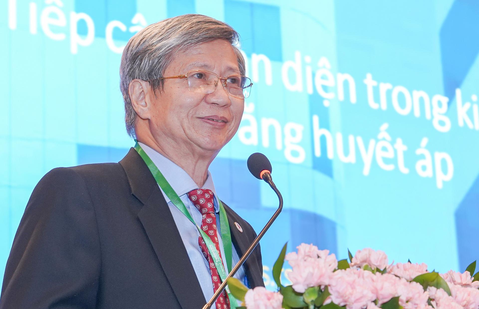 GS.TS.BS Huỳnh Văn Minh, Chủ tịch Hội Tim mạch Việt Nam, phát biểu tại hội thảo ngày 20/4. Ảnh: Bệnh viện cung cấp