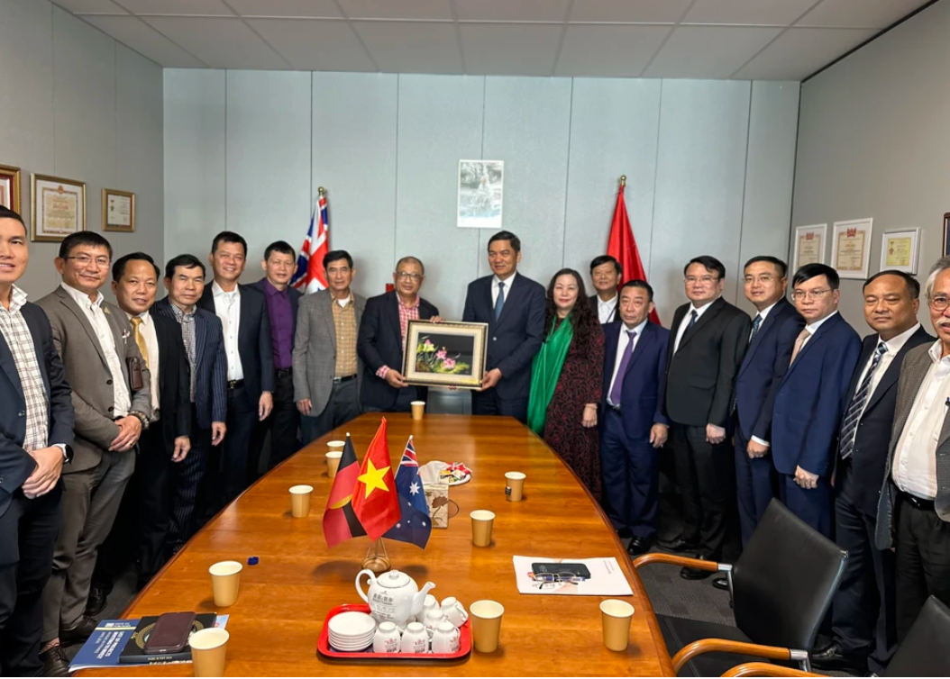 Đoàn đại biểu tỉnh Nghệ An tặng quà lưu niệm tới Hội Doanh nhân người Việt Nam tại Úc. Ảnh: Minh Thế