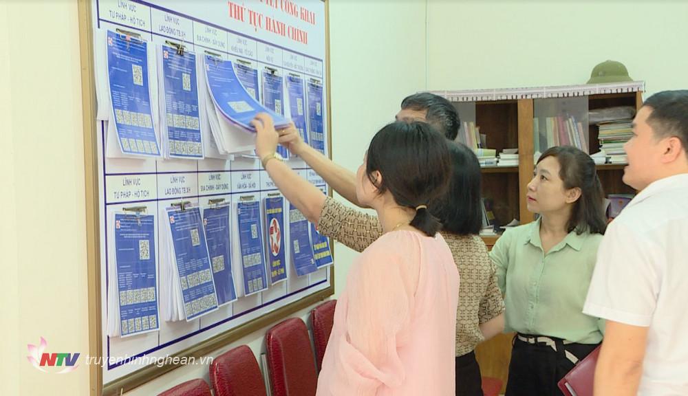 Sở Nội vụ kiểm tra công tác cải cách hành chính tại thị xã Hoàng Mai.
