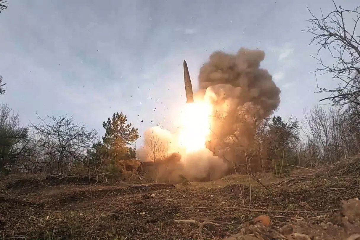 Quân Nga sử dụng hệ thống tên lửa chiến thuật Iskander tấn công kho chứa vũ khí, đạn dược của Ukraine. Ảnh: Sputnik