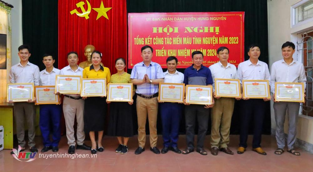 Anh Nguyễn Văn Trung ( áo trắng, đứng thứ 5 từ phải qua trái) được Chủ tịch UBND huyện tặng Giấy khen đã có nhiều thành tích xuất sắc trong phong trào hiến máu tình nguyện năm 2023.