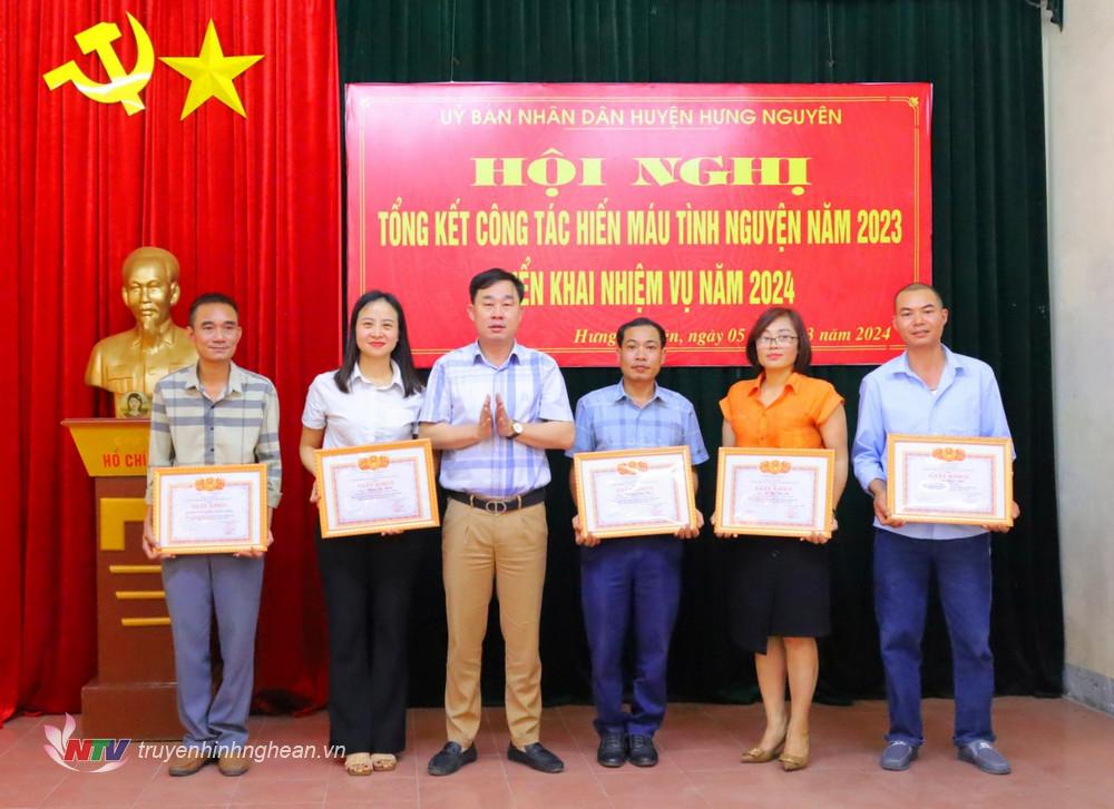 Ban Chỉ đạo hiến máu tình nguyện huyện tặng Giấy khen cho Hội chữ thập đỏ xã Hưng Thông, có được thành quả đó, trong đó có 1 phần đóng góp của anh Nguyễn Văn Trung.
