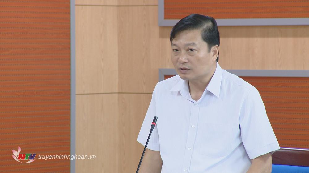 Phó Chủ tịch Thường trực HĐND tỉnh Lê Hồng Vinh phát biểu tại phiên họp.