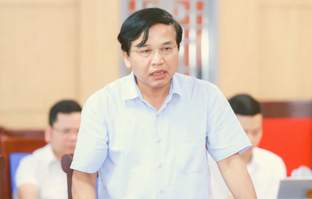 Phó Chủ tịch HĐND tỉnh Nghệ An Nguyễn Như Khôi phát biểu tại phiên họp. 