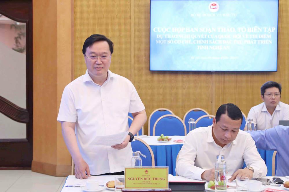 Đồng chí Nguyễn Đức Trung, Phó Bí thư Tỉnh uỷ, Chủ tịch UBND tỉnh phát biểu tại cuộc họp.