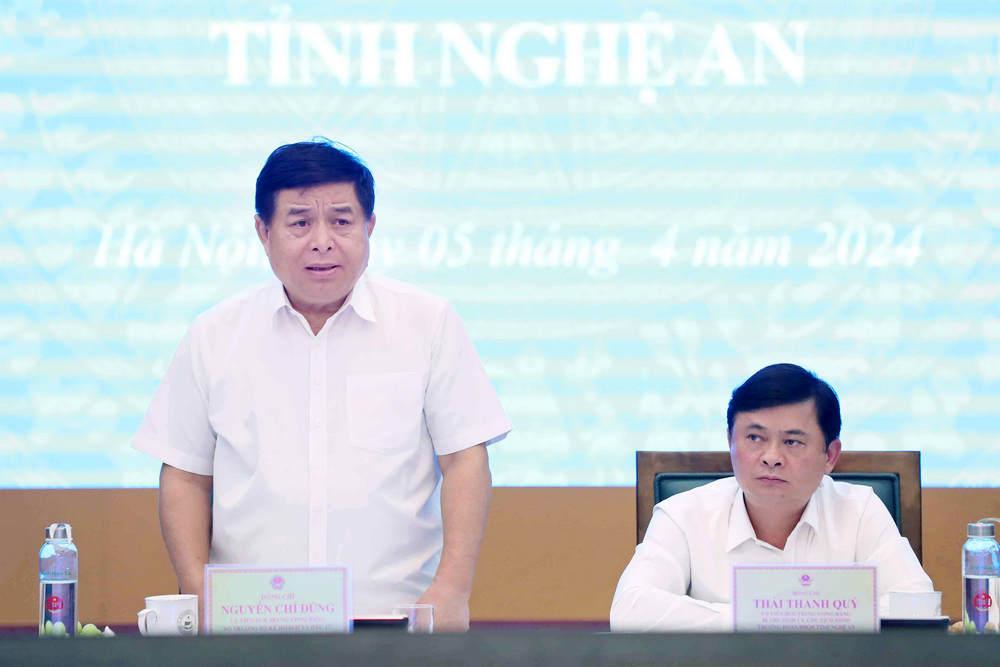 Đồng chí Nguyễn Chí Dũng, Uỷ viên Trung ương Đảng, Bộ trưởng Kế hoạch và Đầu tư phát biểu tại cuộc họp.