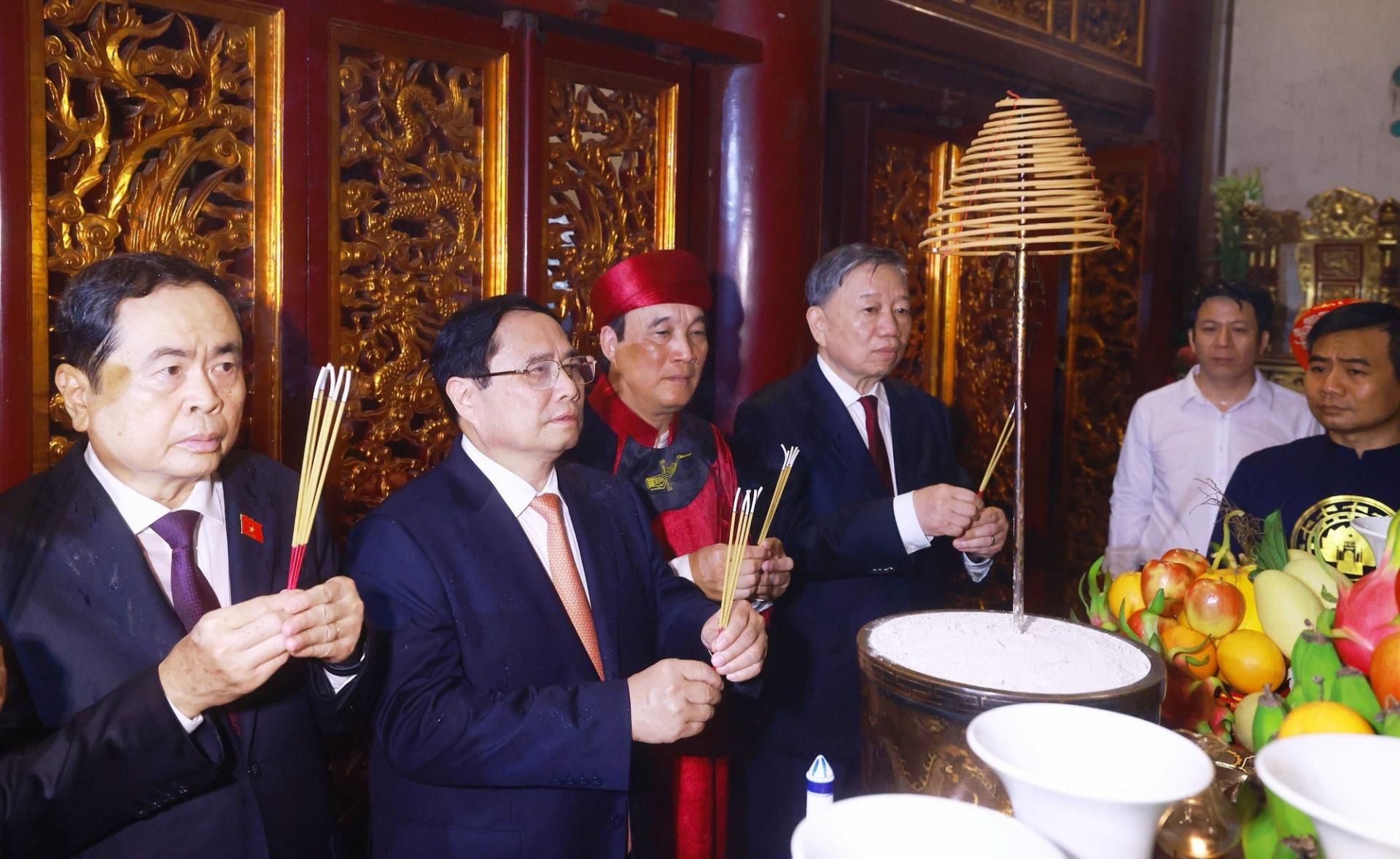 Thủ tướng Phạm Minh Chính và các đồng chí lãnh đạo Đảng, Nhà nước dâng hương trước bàn thờ các Vua Hùng.