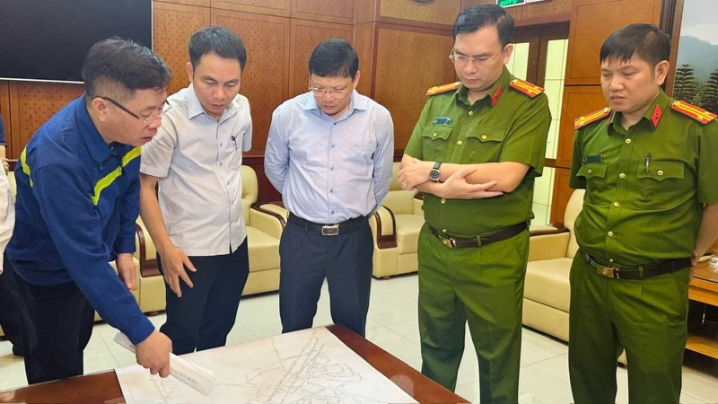 Phó Chủ tịch UBND tỉnh Quảng Ninh Nghiêm Xuân Cường (đứng giữa) chỉ đạo khắc phục sự cố.