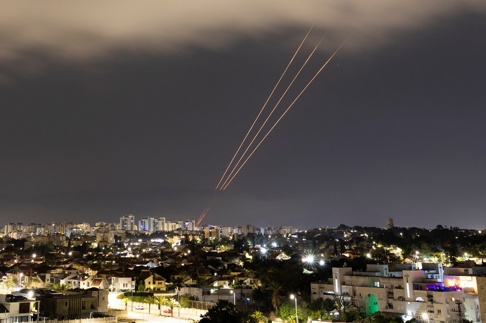 Hệ thống phòng không Israel đánh chặn tên lửa Iran hôm 14/4. Ảnh: Reuters