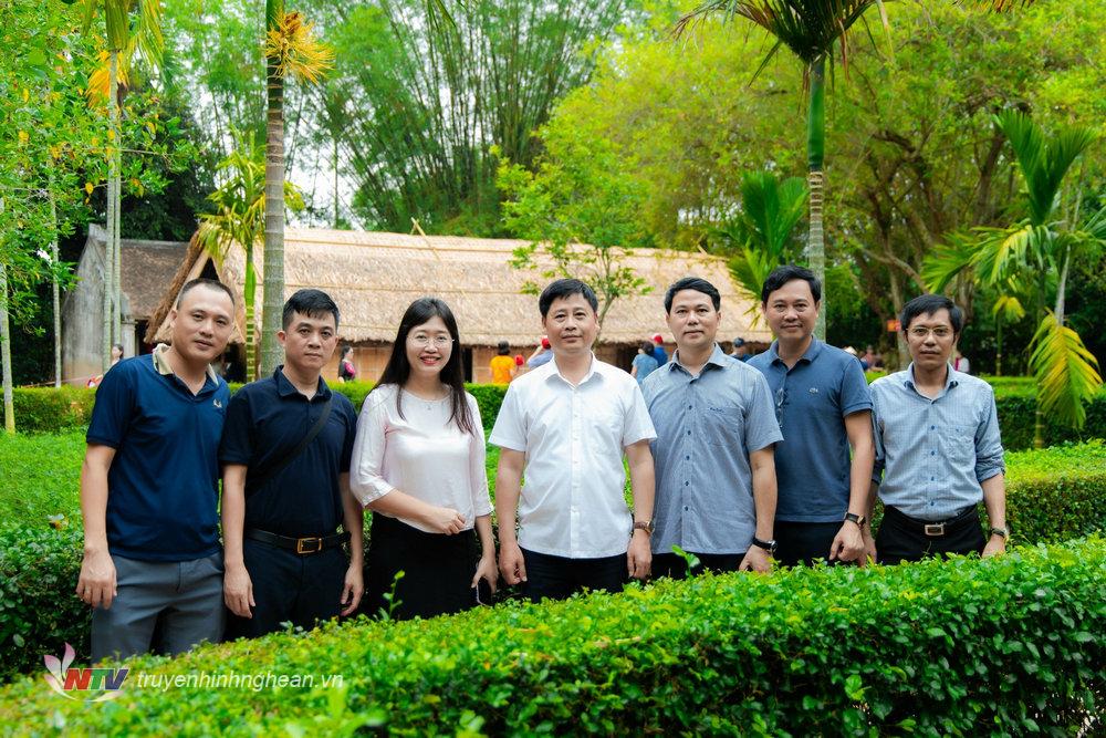 Các đồng chí trong Ban giám đốc Đài PT-TH Nghệ An và các bộ phận liên quan chụp ảnh lưu niệm tại làng Hoàng Trù, Nam Đàn - quê ngoại của Chủ tịch Hồ Chí Minh.