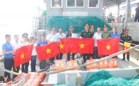 Bộ Chỉ huy Quân sự tỉnh Nghệ An và các đơn vị tặng 1.800 lá cờ Tổ quốc cho ngư dân Thị xã Cửa Lò