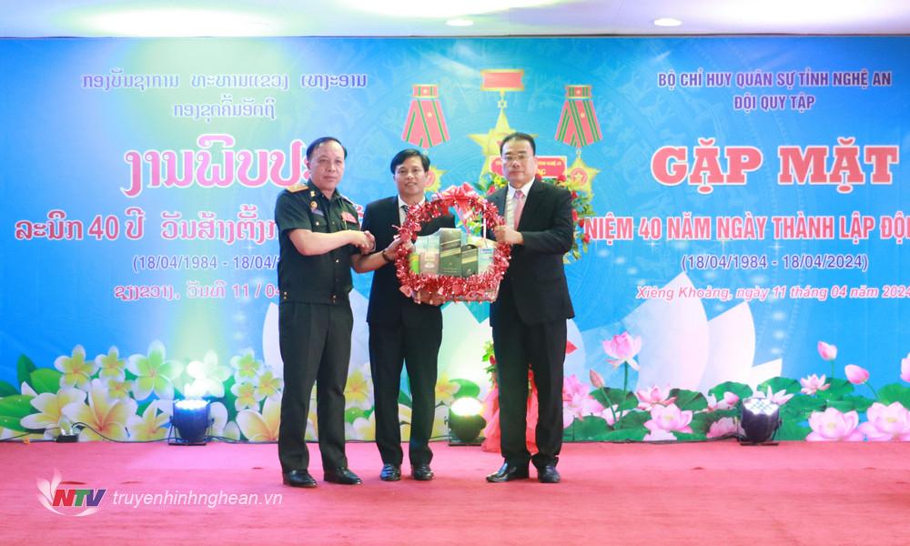 Thiếu tướng Bun Phỏng - Bút Thạ Vông - Chính ủy Bộ Chỉ huy Quân sự tỉnh, Phó trưởng Ban công tác đặc biệt tỉnh Viêng Chăn tặng quà chúc mừng Đội quy tập tỉnh Nghệ An