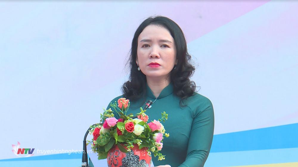Giám đốc Sở Văn hoá và Thể thao Trần Thị Mỹ Hạnh phát biểu tại lễ khai mạc.