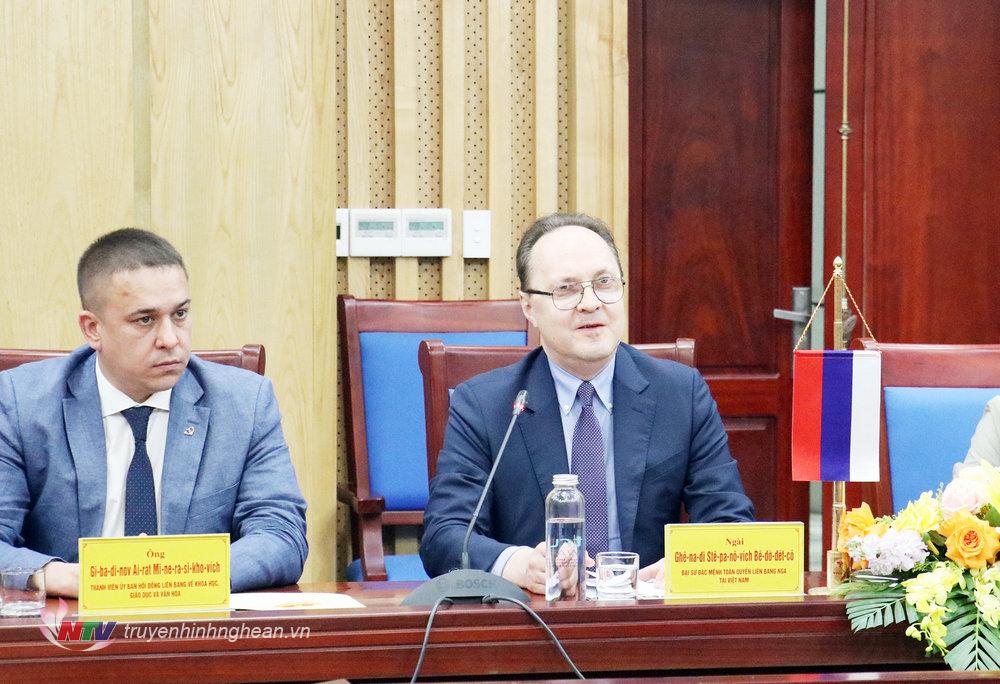 Ông Bezdetko Gennady Stepanovich - Đại sứ Đặc mệnh toàn quyền Liên bang Nga tại Việt Nam phát biểu tại buổi làm việc.