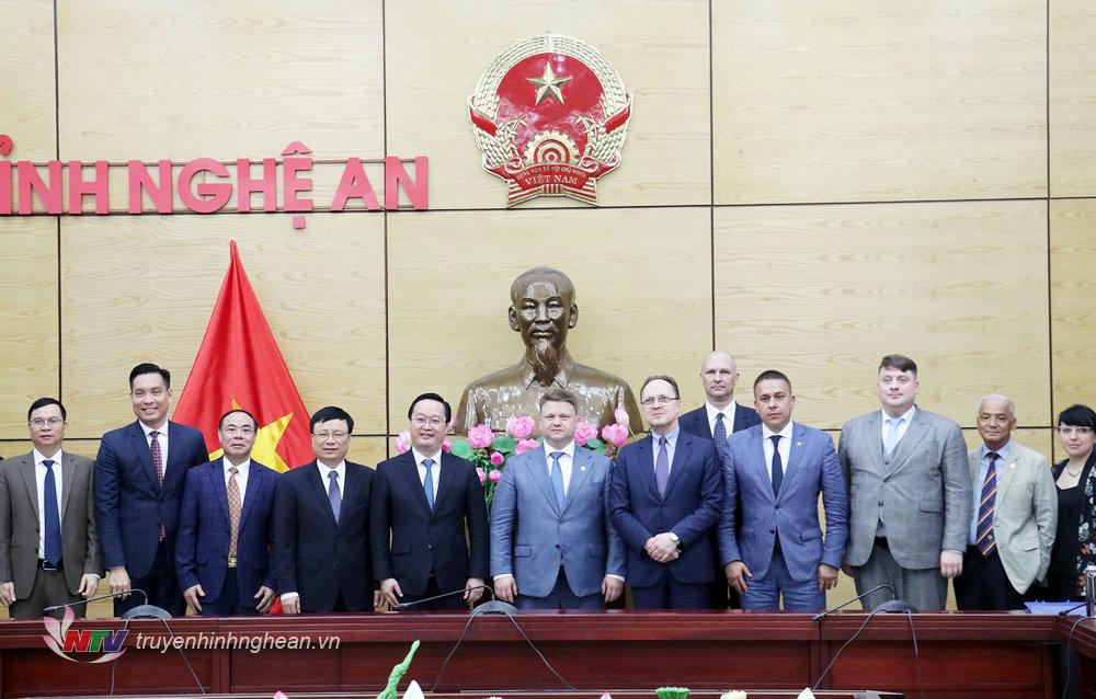 Lãnh đạo UBND tỉnh Nghệ An chụp ảnh lưu niệm cùng đoàn chính quyền tỉnh Ulyanovsk và Đại sứ Đặc mệnh toàn quyền Liên bang Nga tại Việt Nam. 