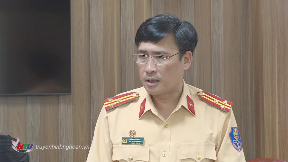 Thượng tá Lê Hồng Sơn - Phó trưởng Phòng CSGT, Công an tỉnh phát biểu tại cuộc làm việc.