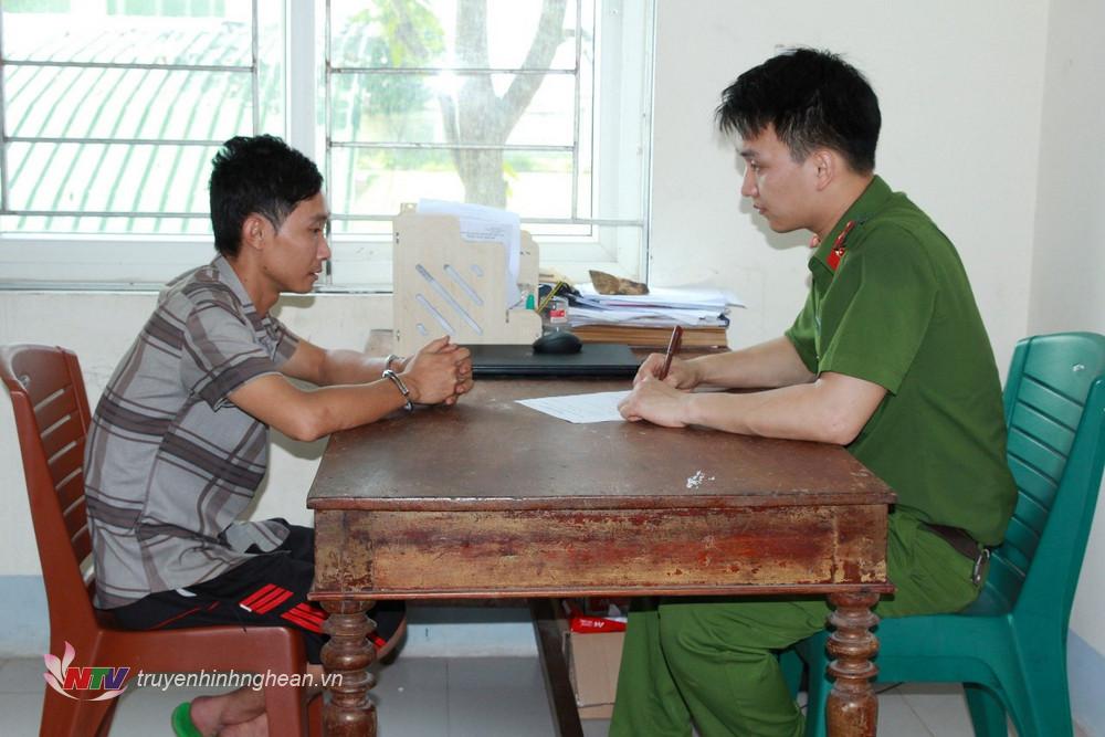 Cán bộ Công an thị xã Hoàng Mai lấy lời khai đối tượng Huỳnh Thanh Sơn.