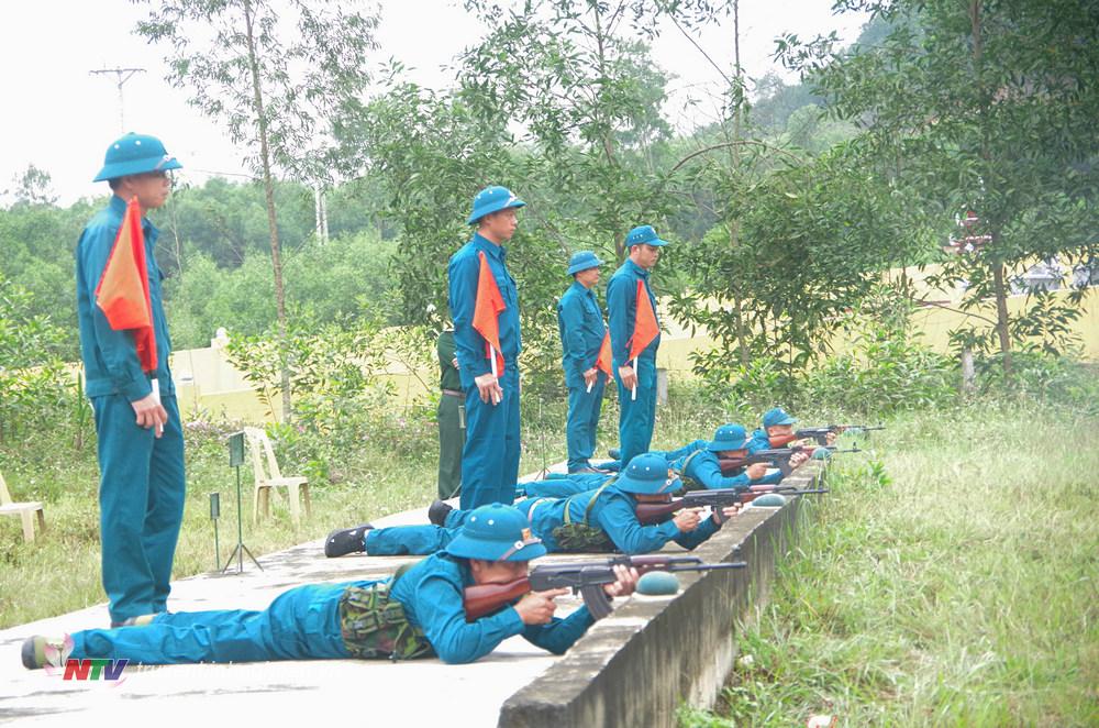 Lực lượng Dân quân năm thứ nhất huyện Yên Thành tiến hành kiểm tra bắn súng Ak bài 1b