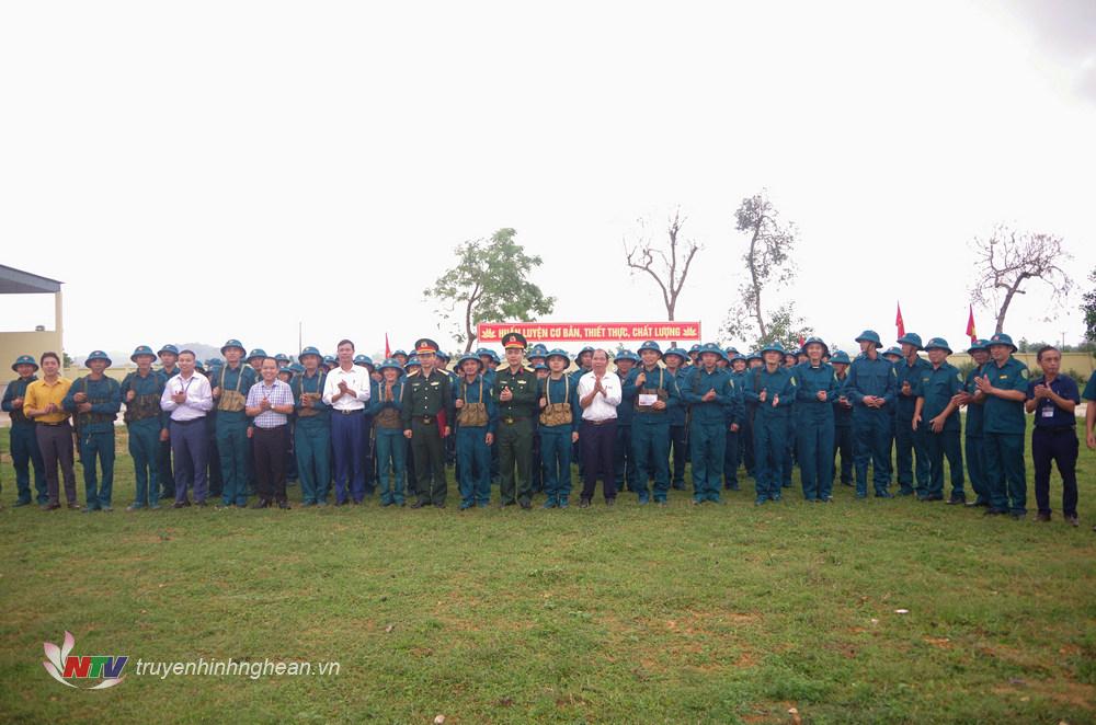 Các đồng chí trong đoàn công tác và lãnh đạo cấp ủy chính quyền địa phương thăm tặng quà động viên lực lương Dân quân năm thứ nhất.