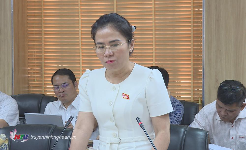 Đồng chí Võ Thị Minh Sinh - Ủy viên BTV Tỉnh ủy, Chủ tịch Ủy ban Mặt trận Tổ quốc tỉnh phát biểu tại cuộc làm việc.