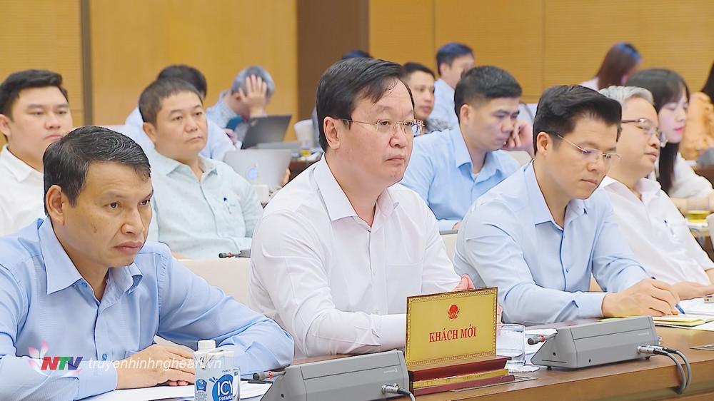 Chủ tịch UBND tỉnh Nghệ An Nguyễn Đức Trung tham dự phiên họp. 